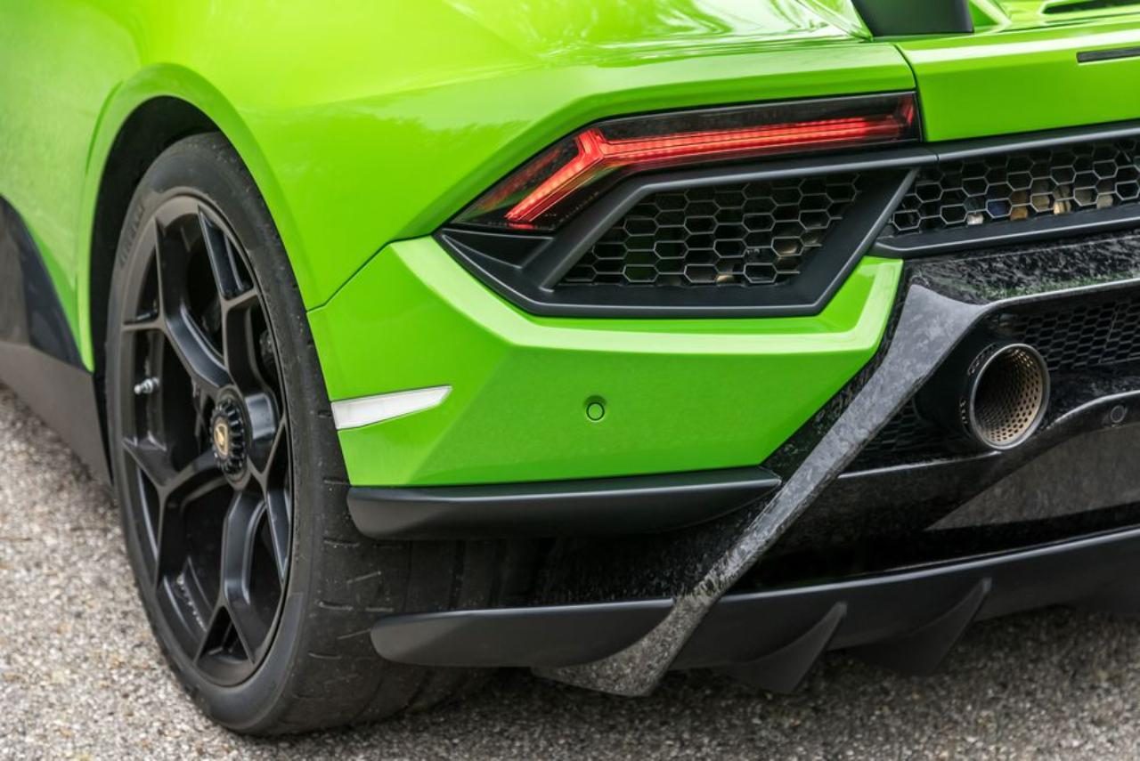 2018-Lamborghini-Huracan-Performante-204